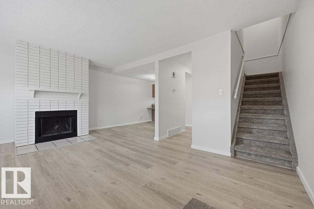 10473 24 AV NW — photo 2