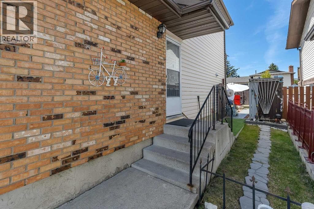 4811 60 Street NE — photo 4