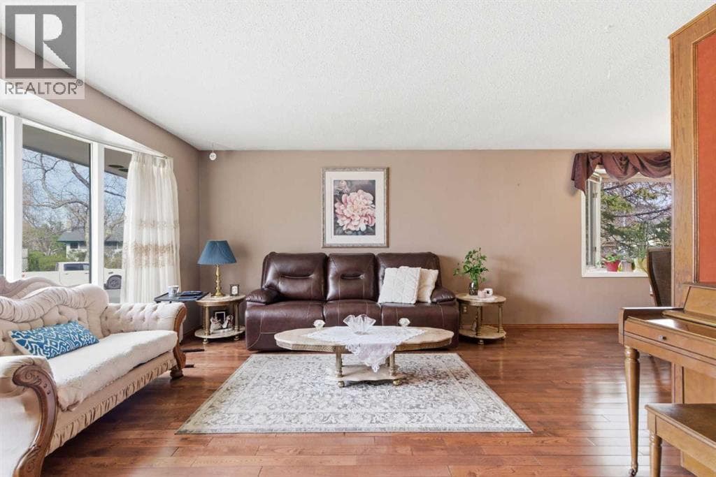 6004 Lloyd Crescent SW — photo 5