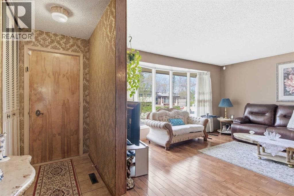 6004 Lloyd Crescent SW — photo 4