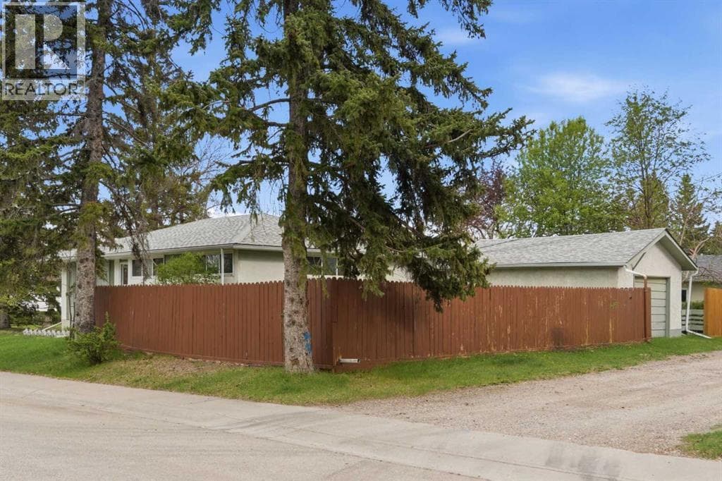 6004 Lloyd Crescent SW — photo 3