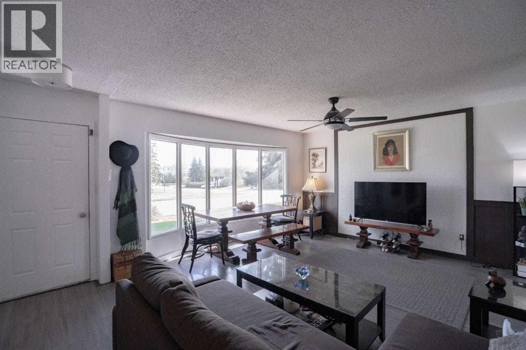 5210 54A Ave — photo 2