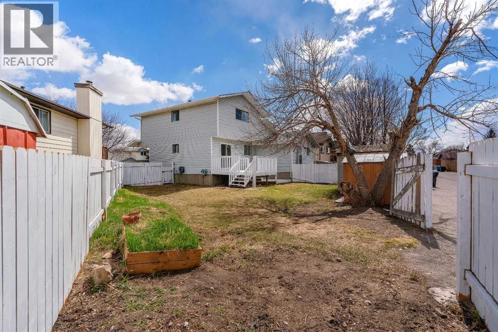 68 Templeson Crescent NE — photo 2