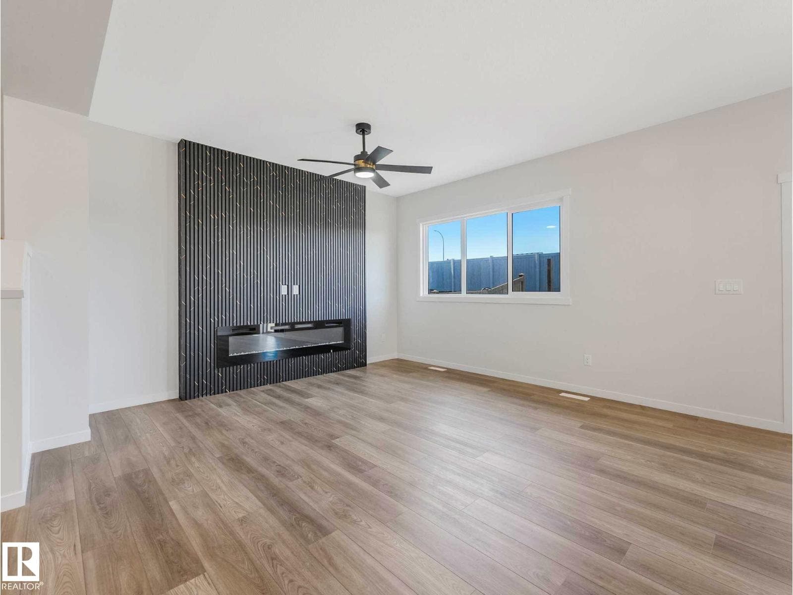 20723 24 AV NW — photo 3