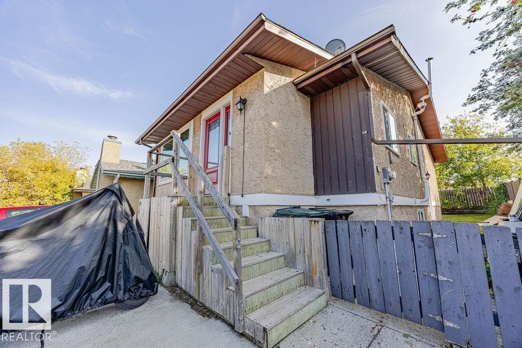 44 WELLINGTON CR — photo 2