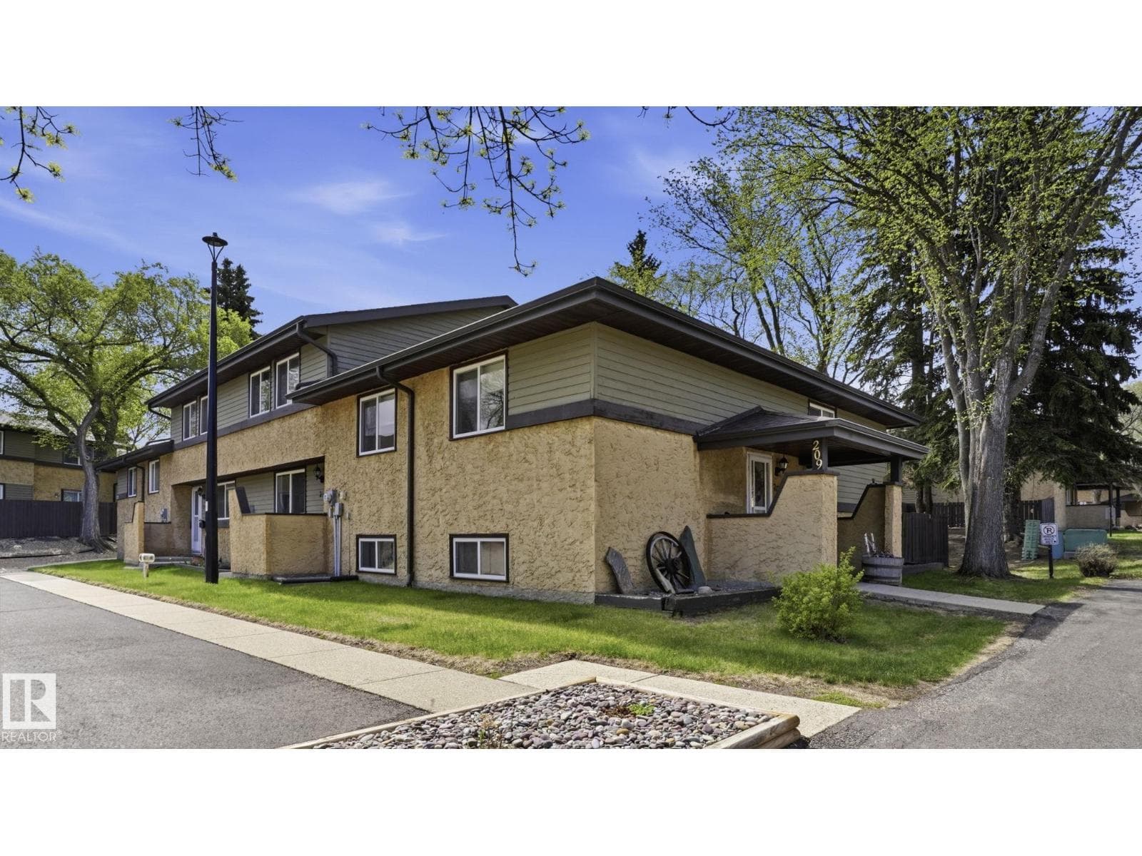 210 WOODBRIDGE WY — photo 4