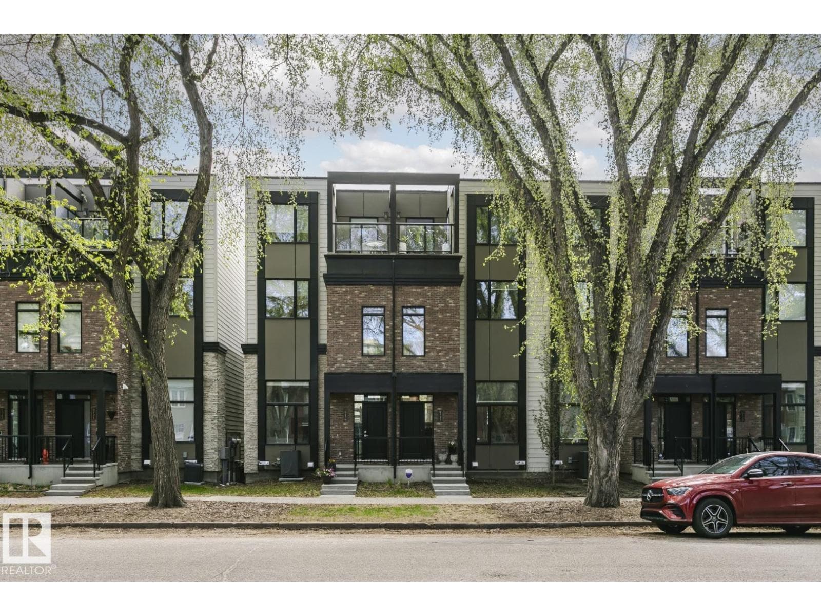 9737 101 ST NW