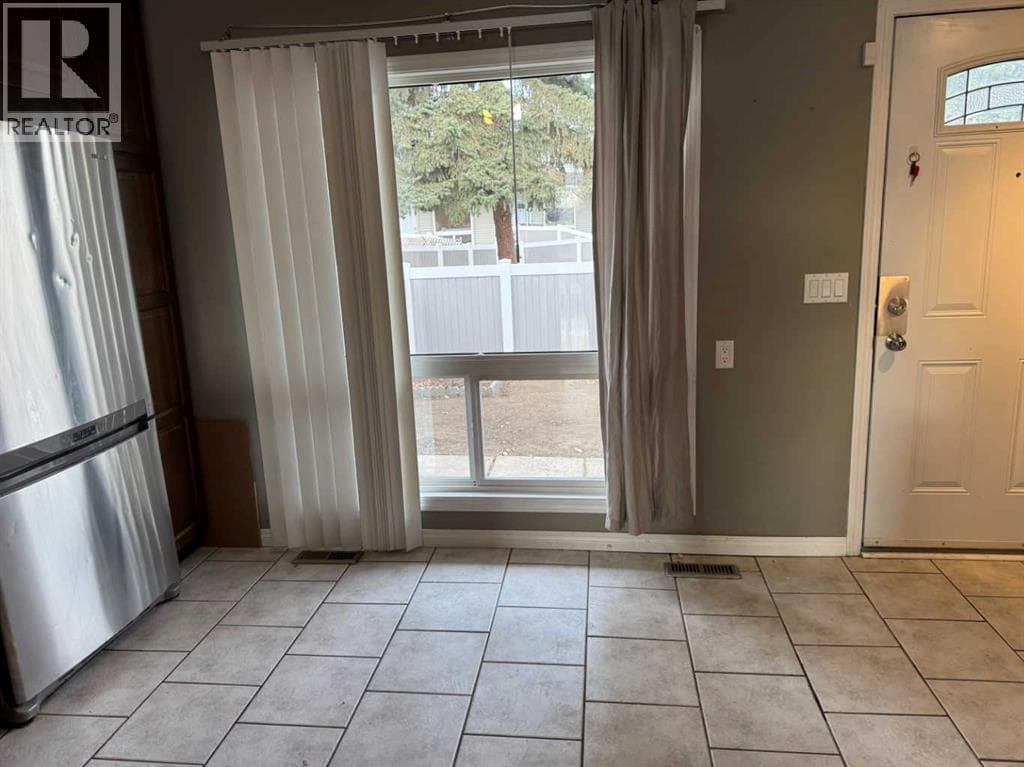 8, 220 Erin Mount Crescent SE — photo 5