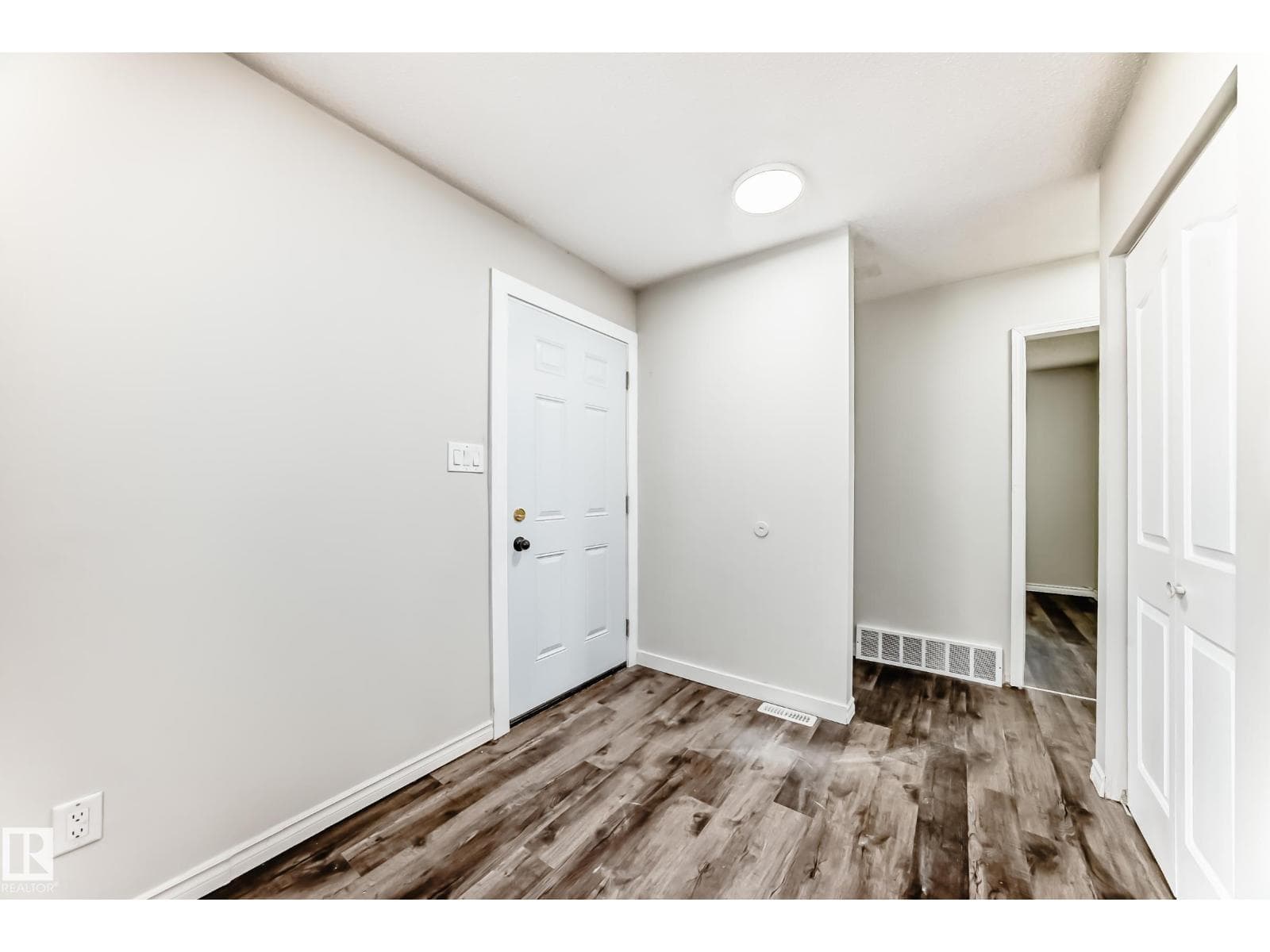 8615 42A AV NW — photo 2