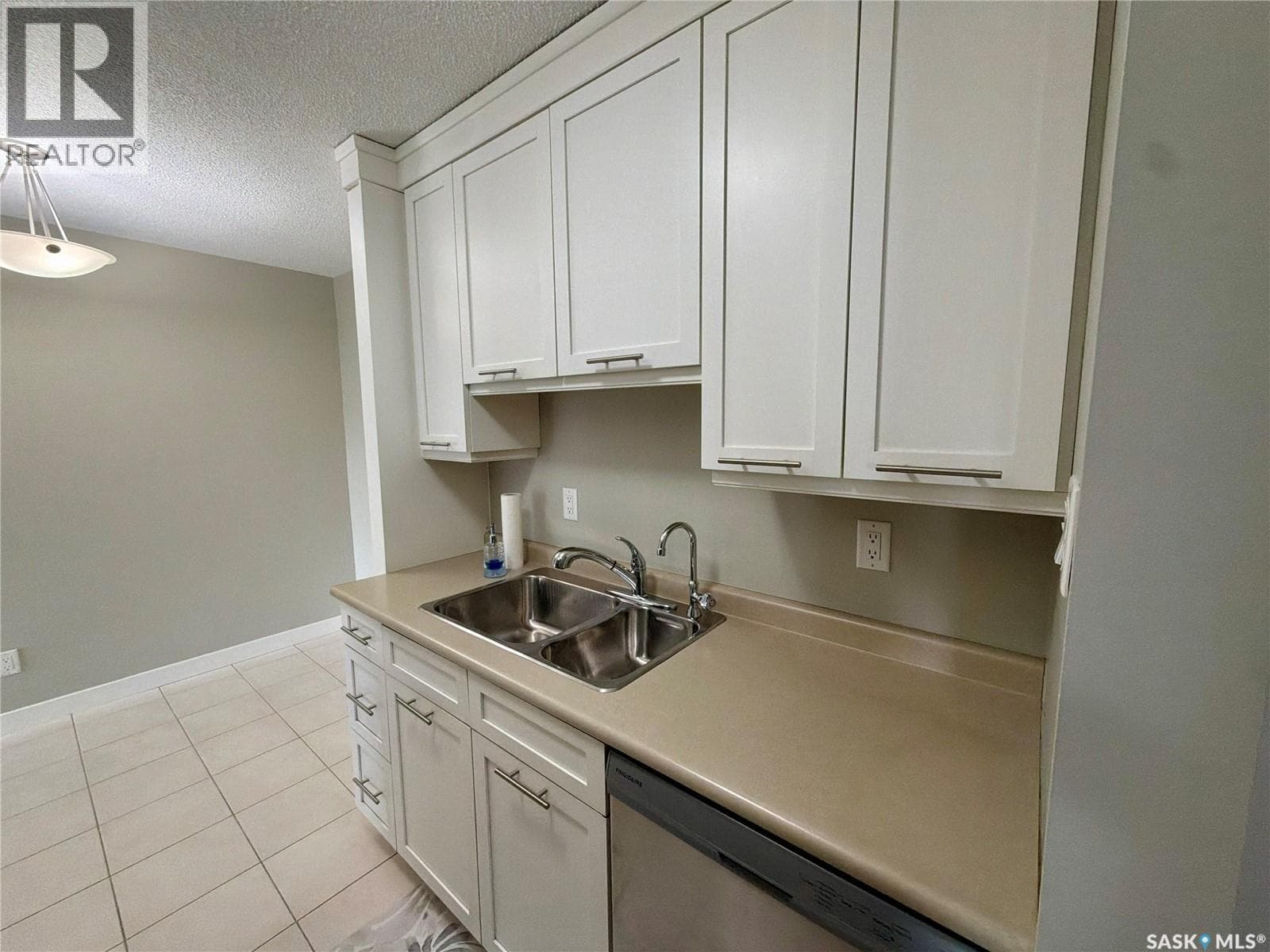 206 4615 Rae STREET — photo 4