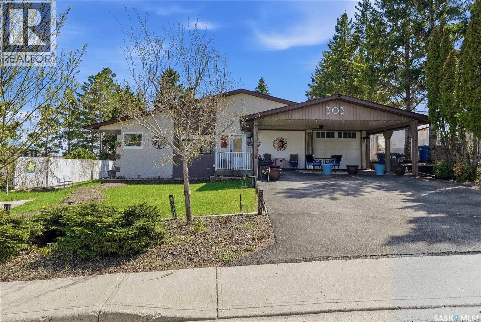 303 Currie CRESCENT