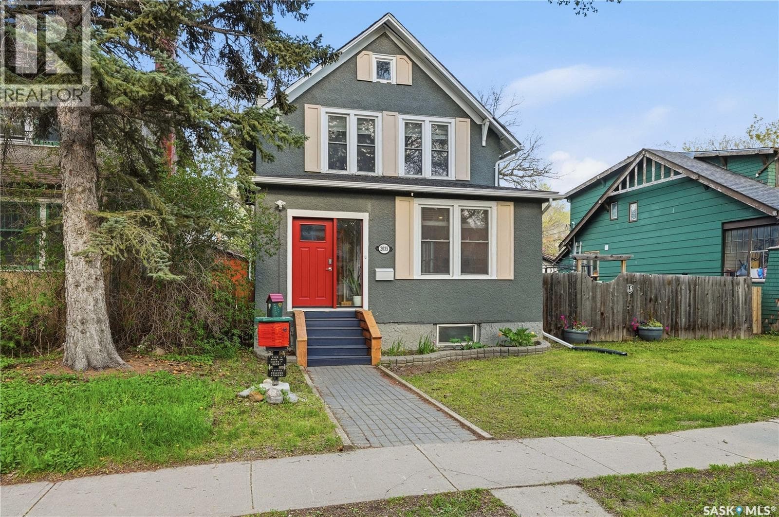 2035 Elphinstone STREET — photo 2