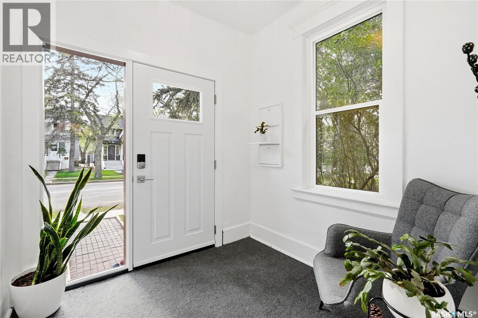 2035 Elphinstone STREET — photo 3