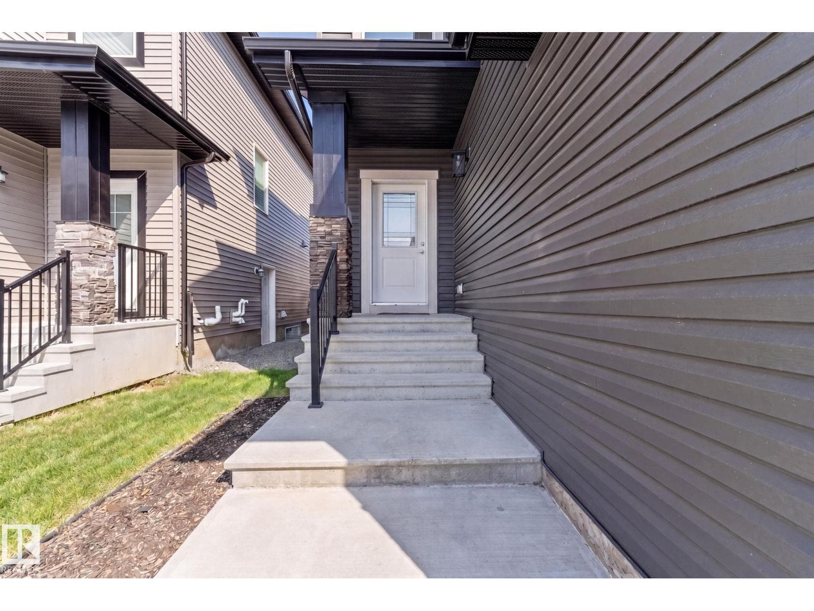 5736 176 AV NW — photo 4