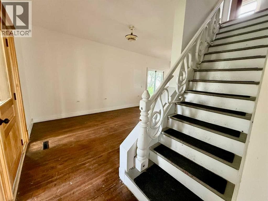 5127 47 Street — photo 5