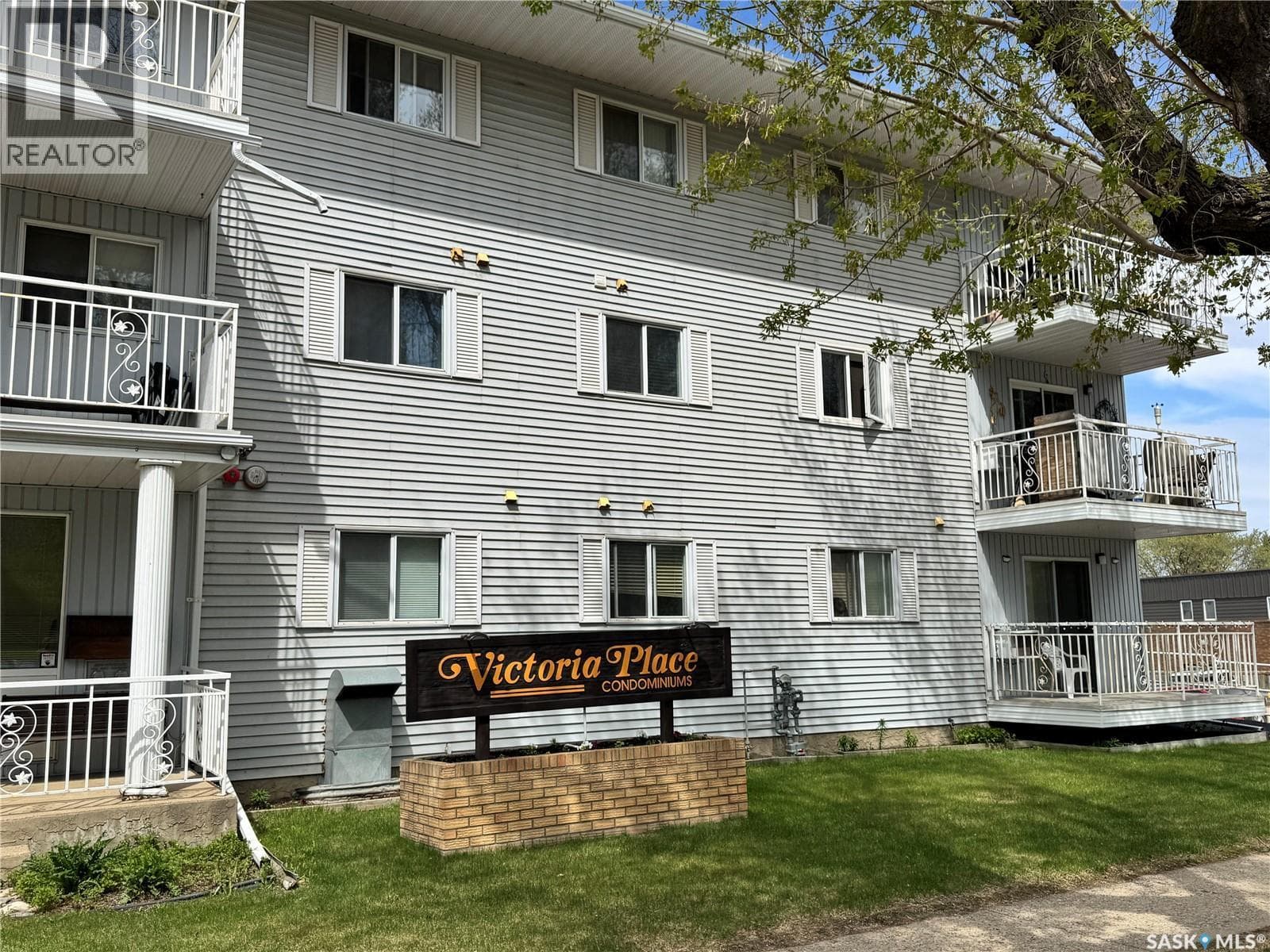 205 66 19th STREET W