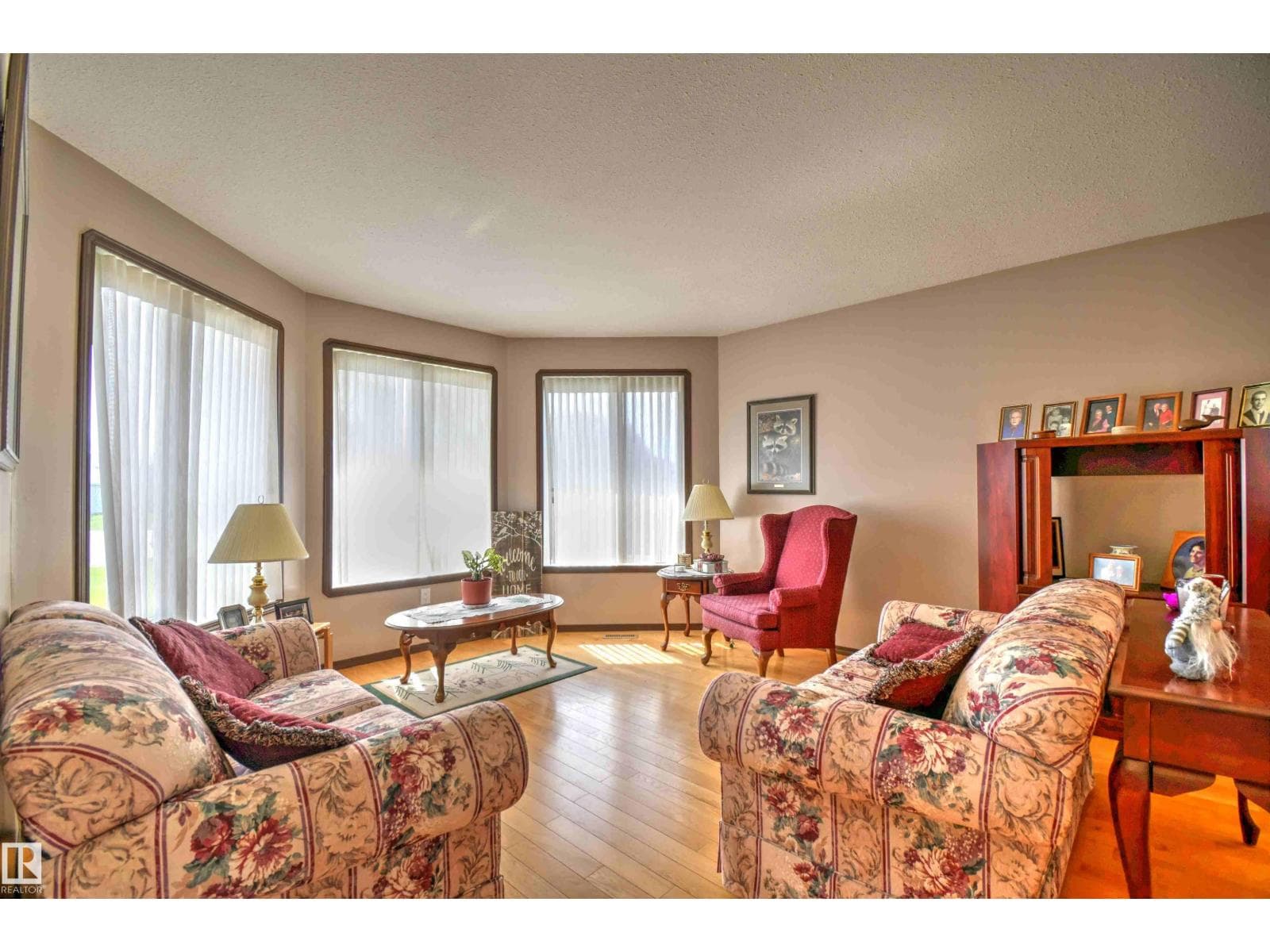 5426 53 AV — photo 2