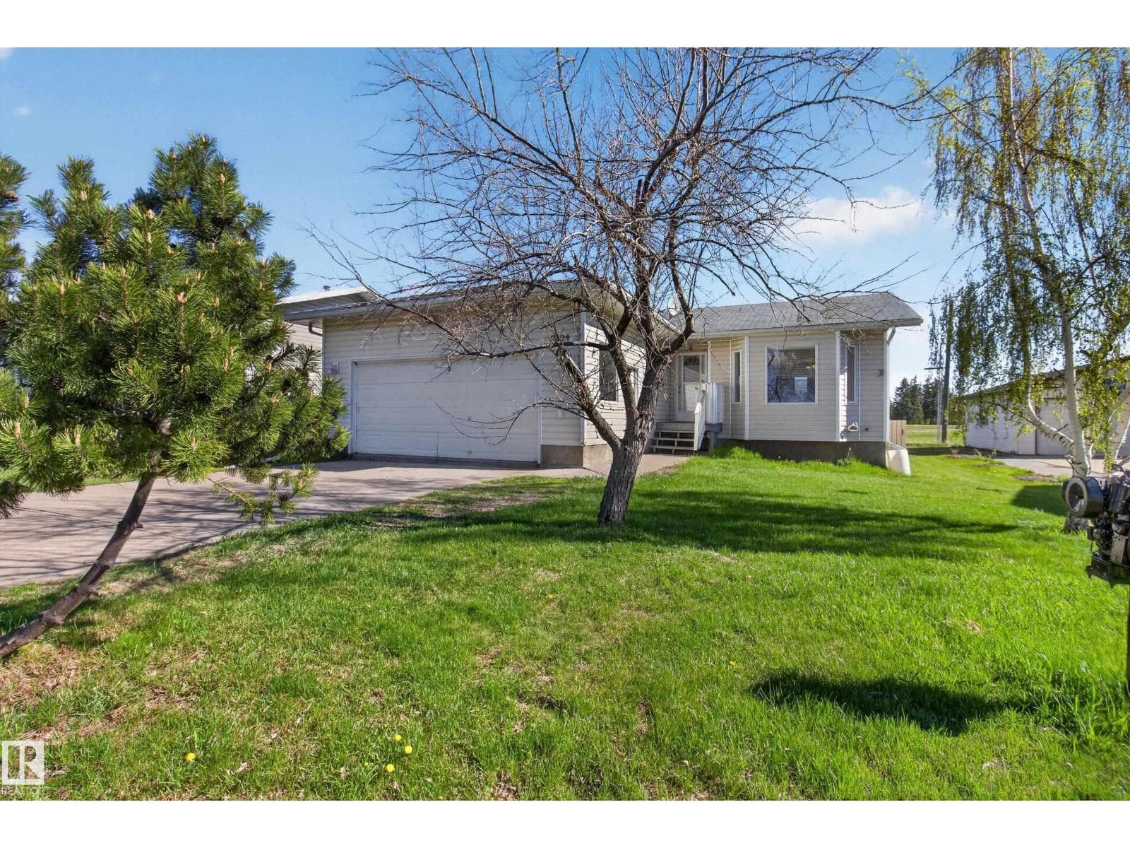 5204 55 Ave