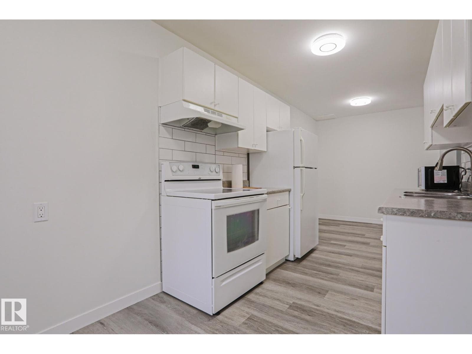 238 PRIMROSE GARDENS GD NW — photo 3
