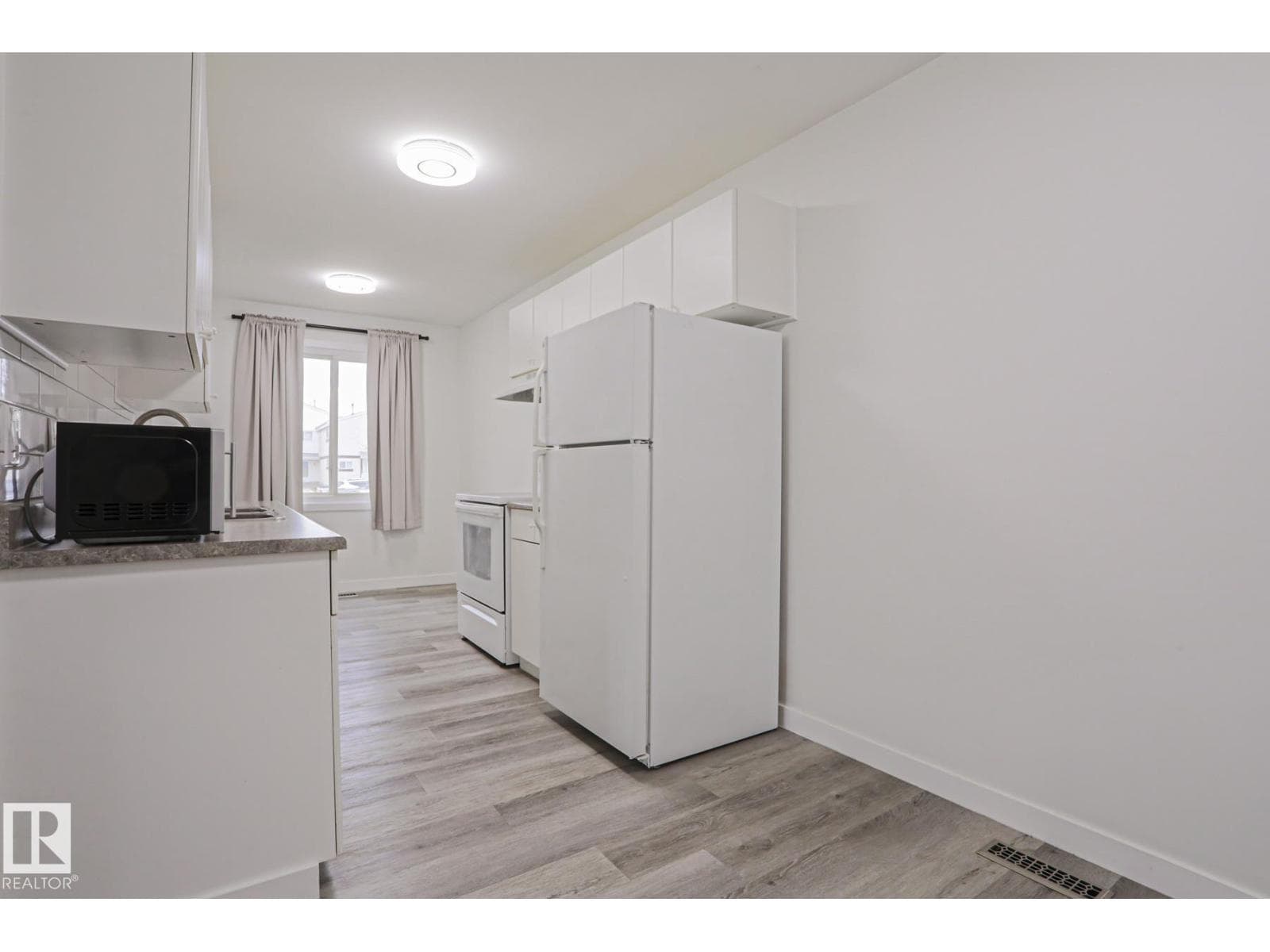 238 PRIMROSE GARDENS GD NW — photo 4
