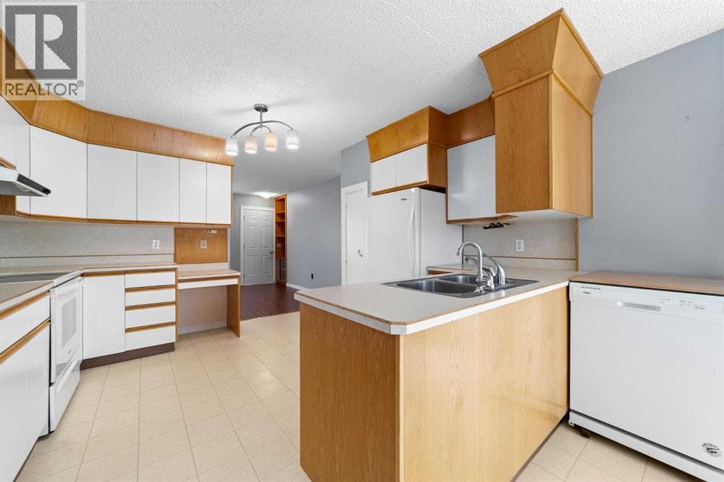 5114 48 Street — photo 3