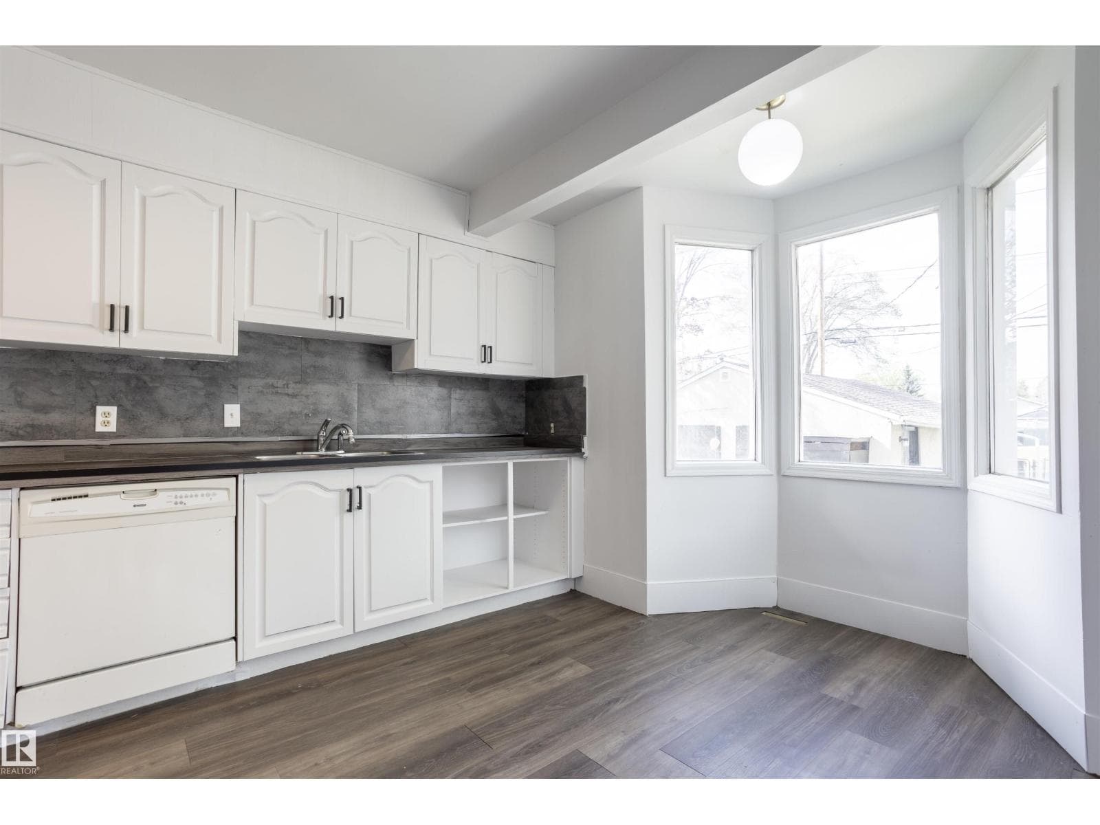 13716 115 AV NW — photo 3