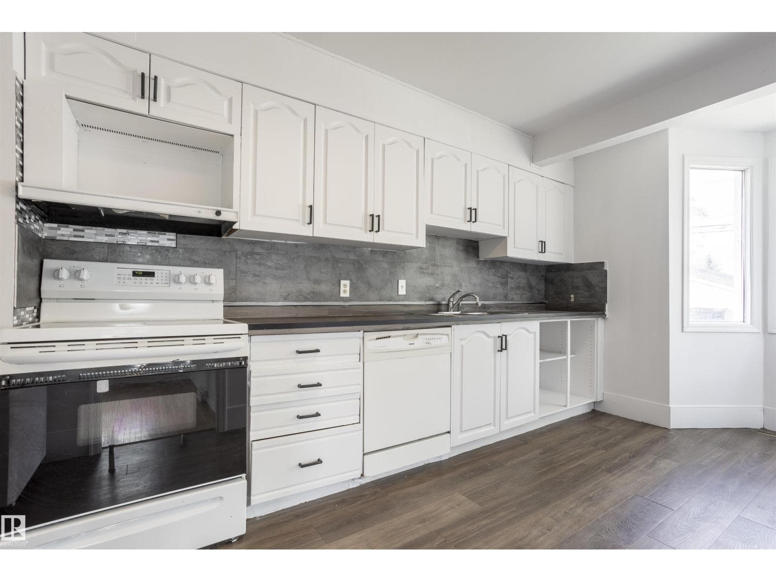 13716 115 AV NW — photo 2
