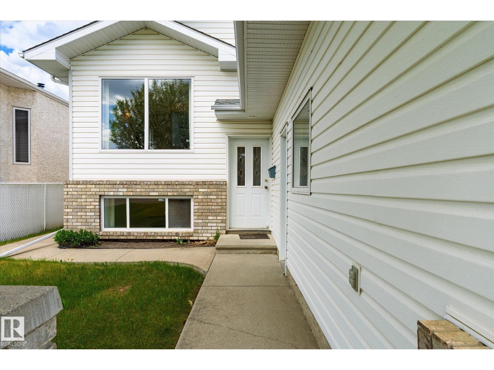 8604 157 AV NW — photo 5
