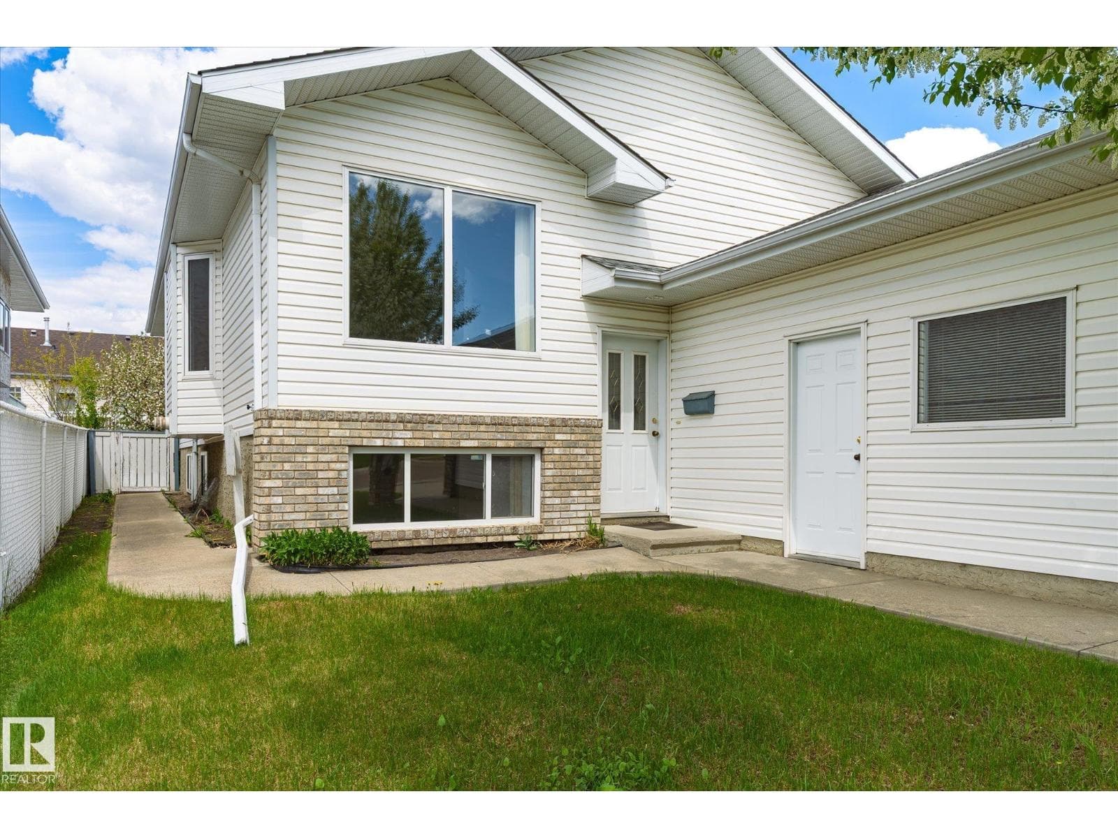 8604 157 AV NW — photo 4