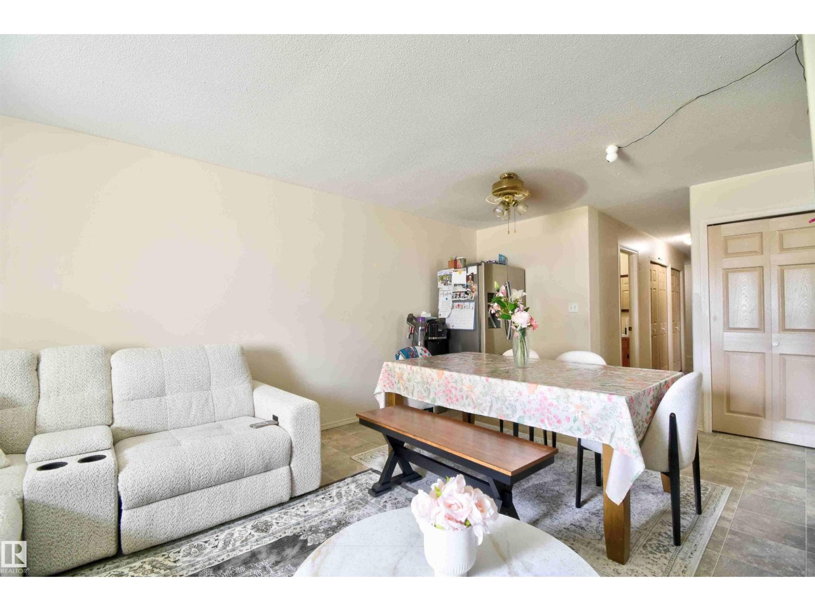 4718/4720 46 AV — photo 3