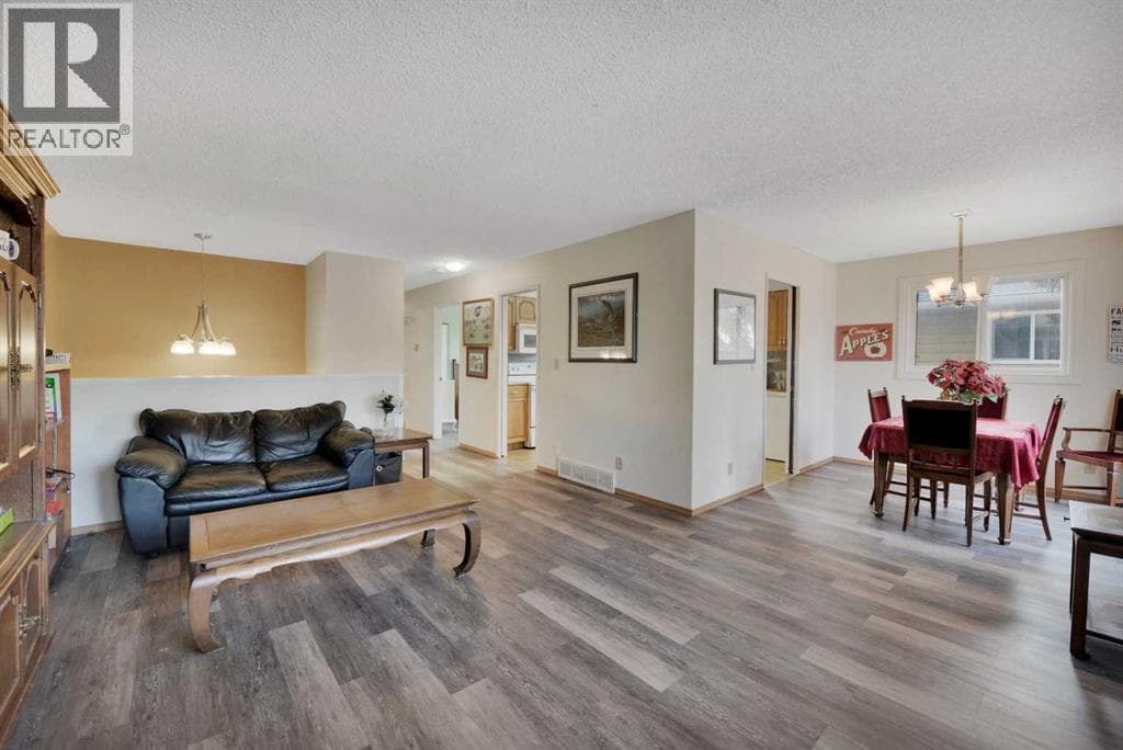 3905 51A Street — photo 2