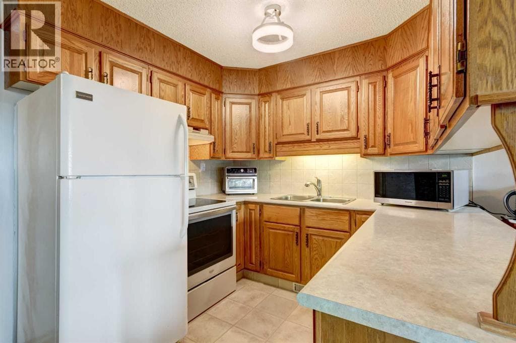 30, 118 Strathcona Road SW — photo 4