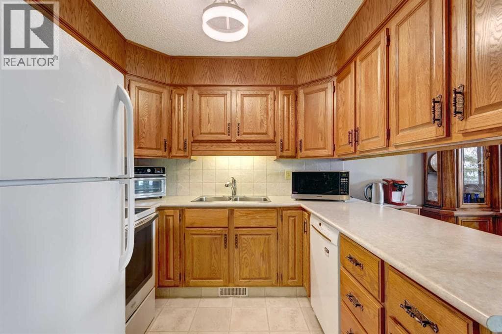 30, 118 Strathcona Road SW — photo 3