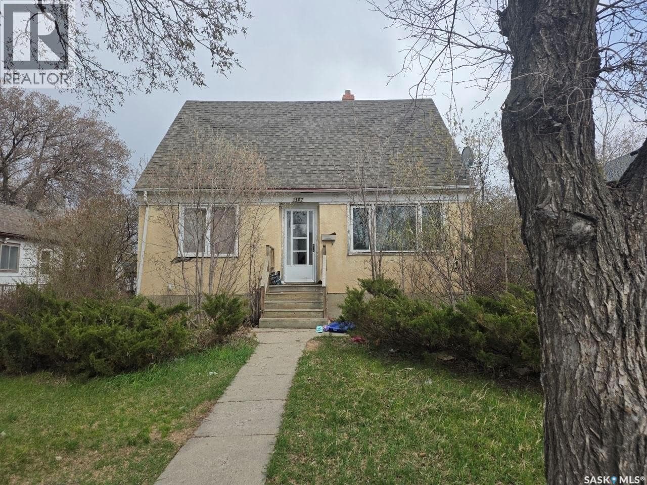 1167 Elphinstone STREET