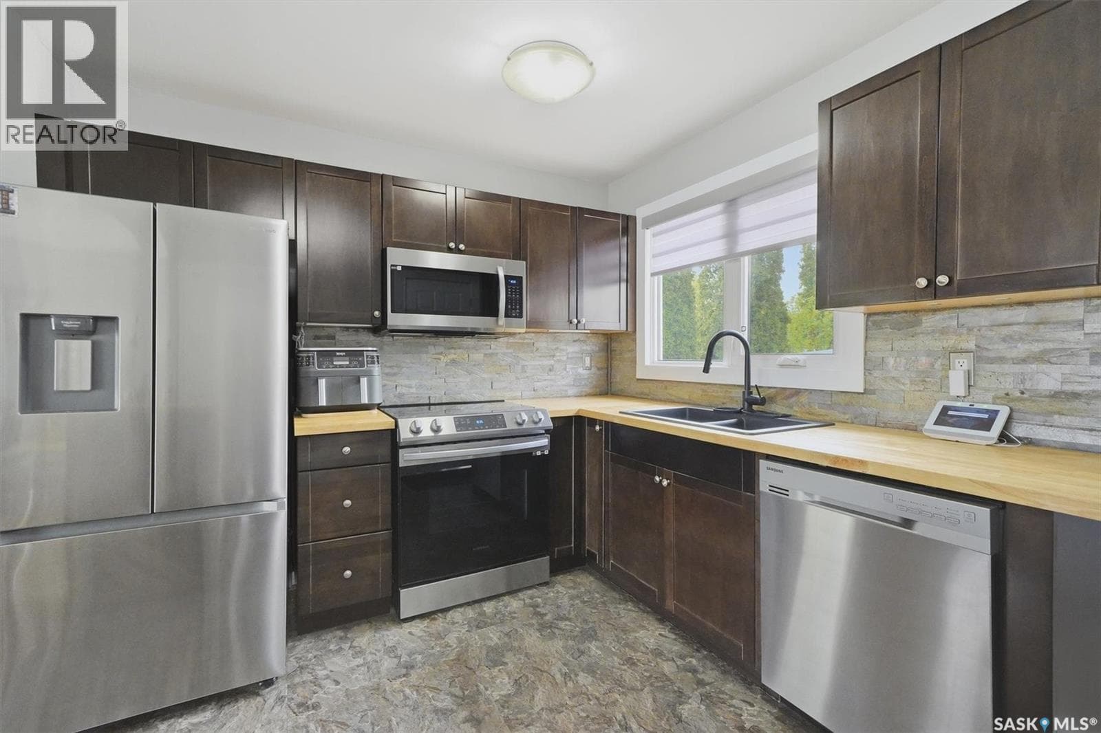 3 bed 2 bath single family at 31 Bence CRESCENT — $399,900 — photo 11