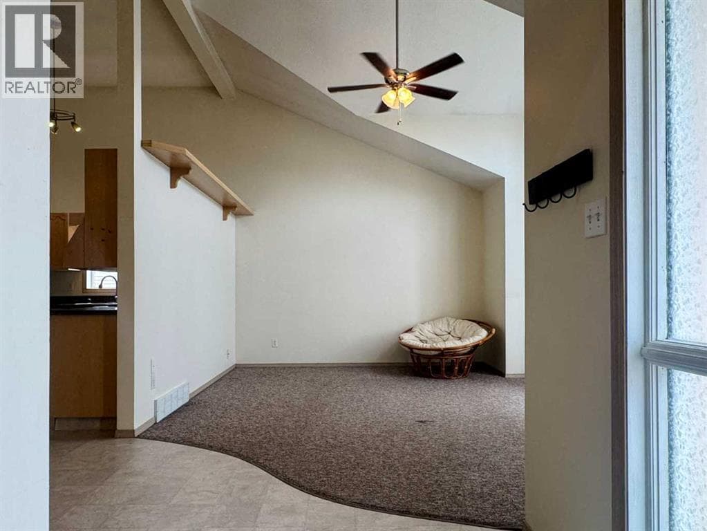 82 Harvard Crescent W — photo 4