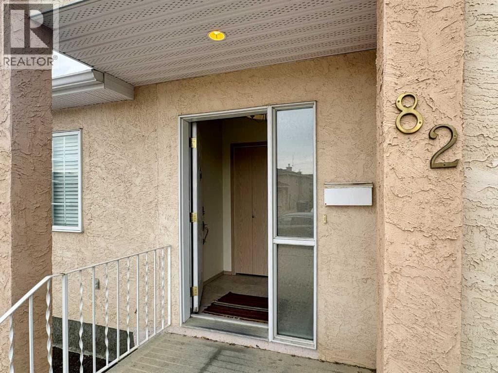 82 Harvard Crescent W — photo 2