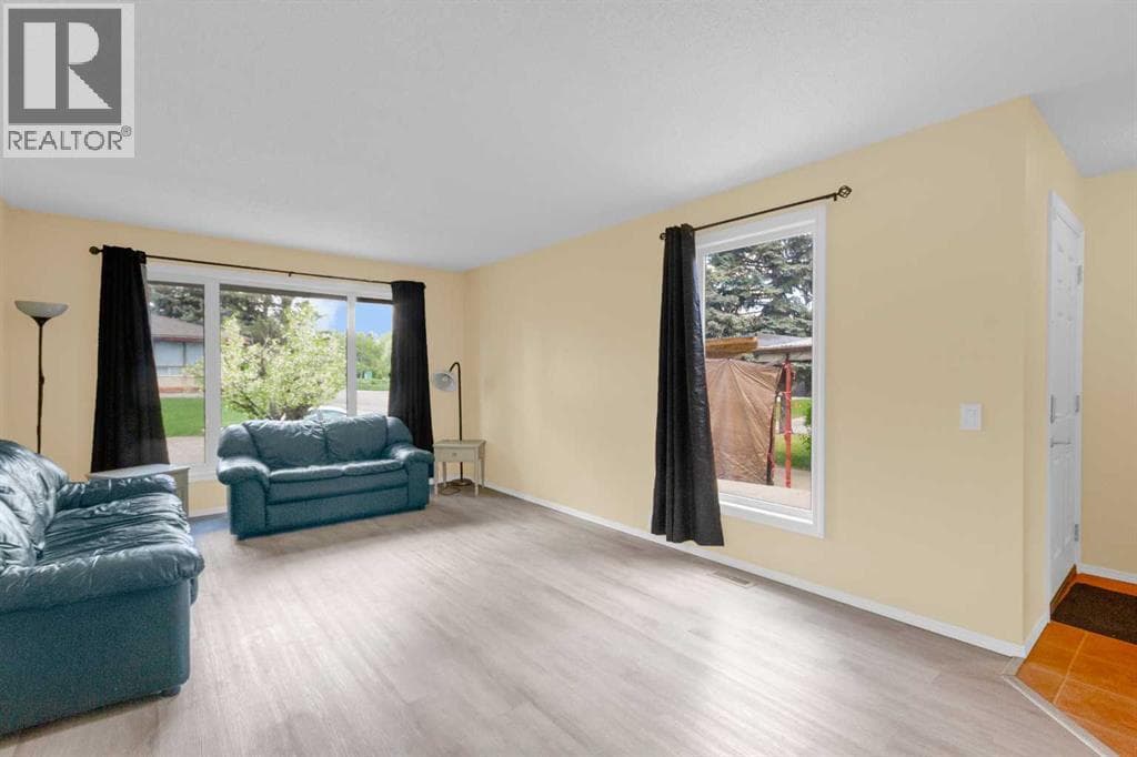 403 Cannington Close SW — photo 4