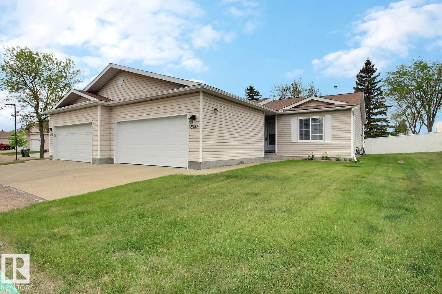 8146 27 AV NW