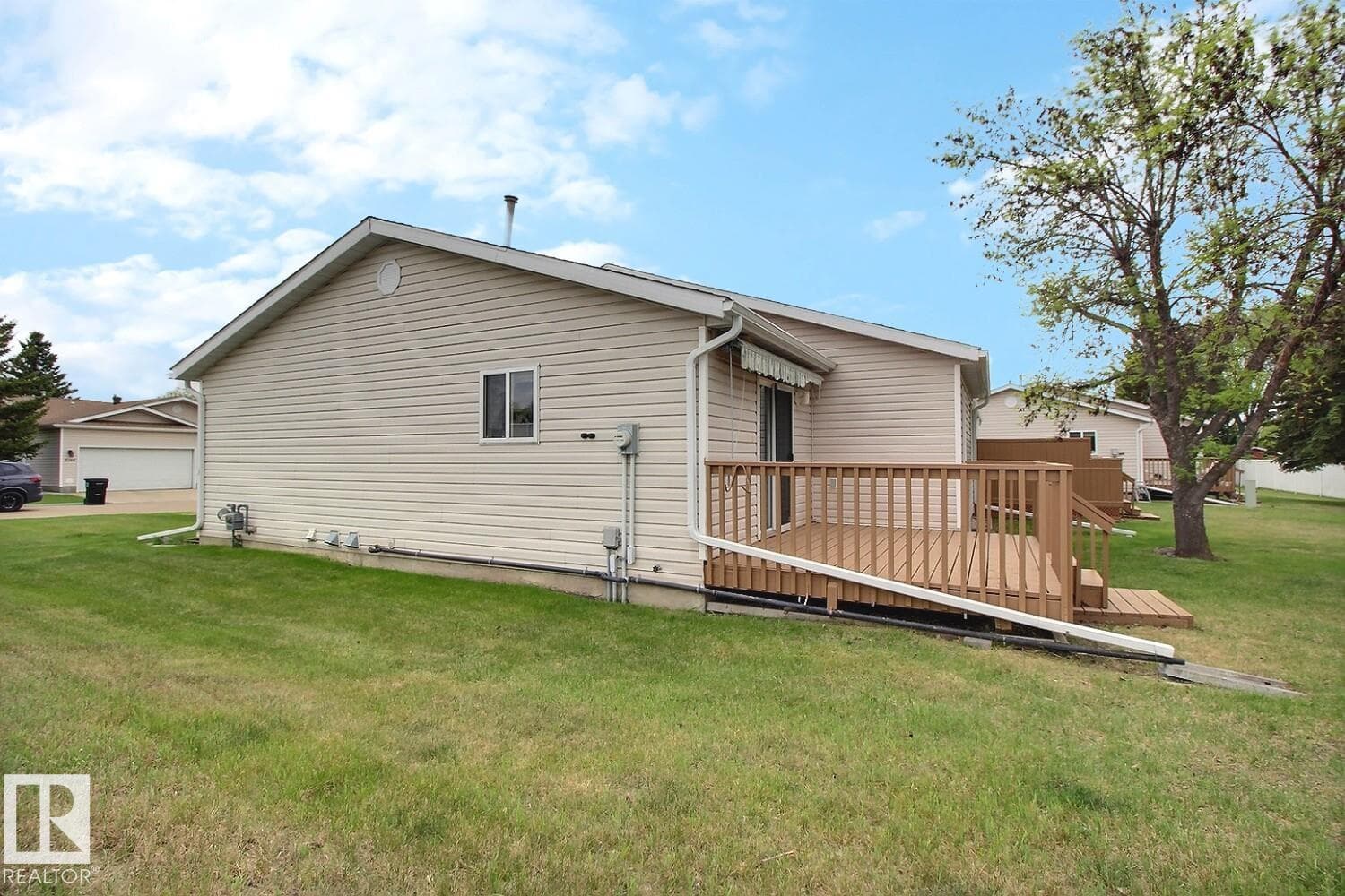 8146 27 AV NW — photo 3
