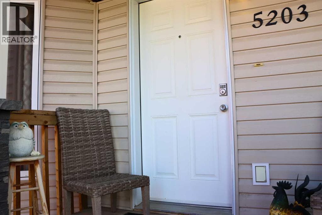 5203 52B Avenue — photo 3