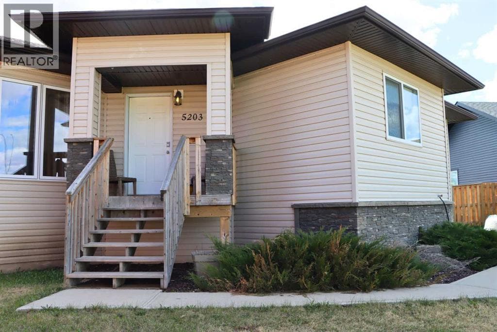5203 52B Avenue — photo 2
