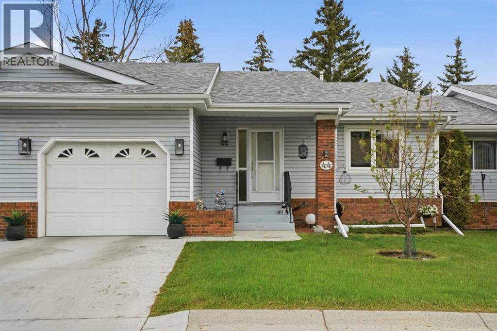 44 Vandoos Gardens NW — photo 2