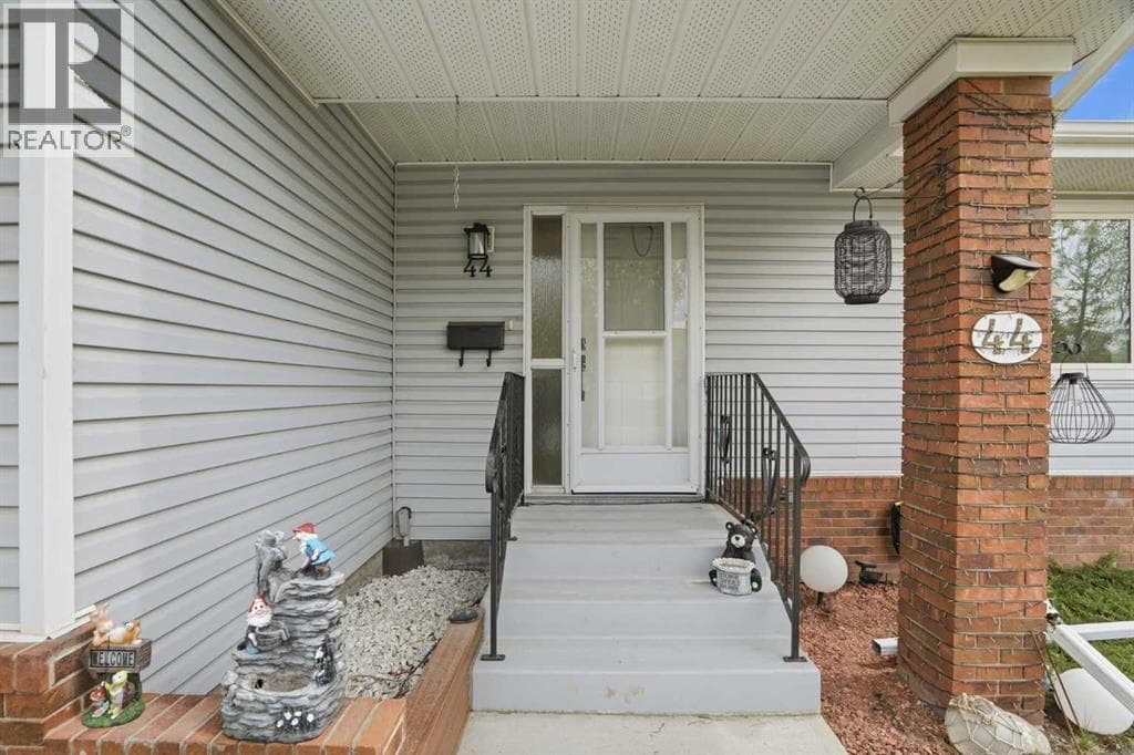 44 Vandoos Gardens NW — photo 3