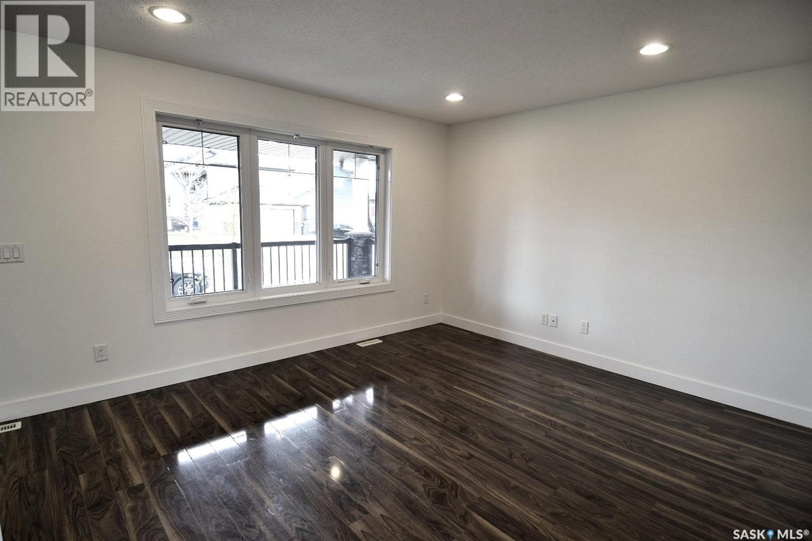 242 Geary CRESCENT — photo 4