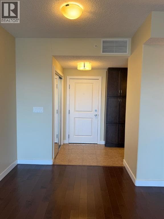 701, 16 Varsity Estates Circle NW — photo 4