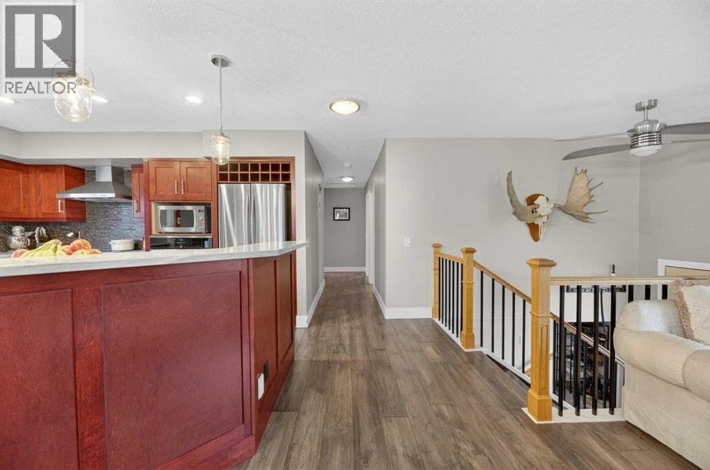 35 Queen Isabella Close SE — photo 3