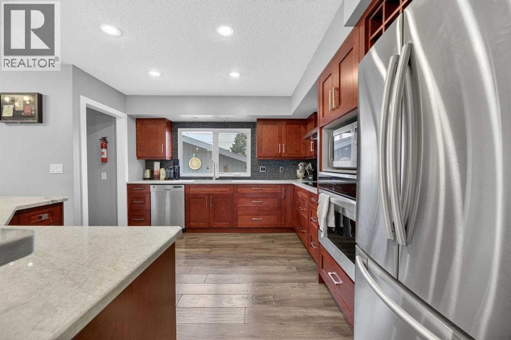 35 Queen Isabella Close SE — photo 4