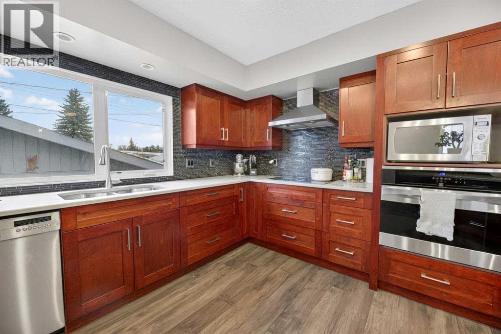 35 Queen Isabella Close SE — photo 5