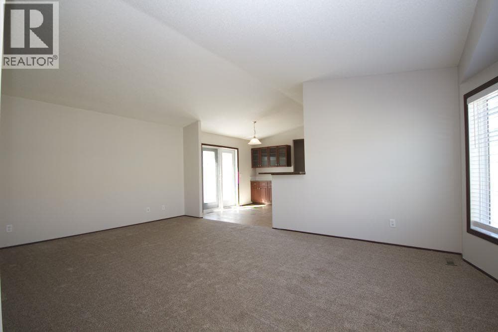 323 2 Street NW — photo 3
